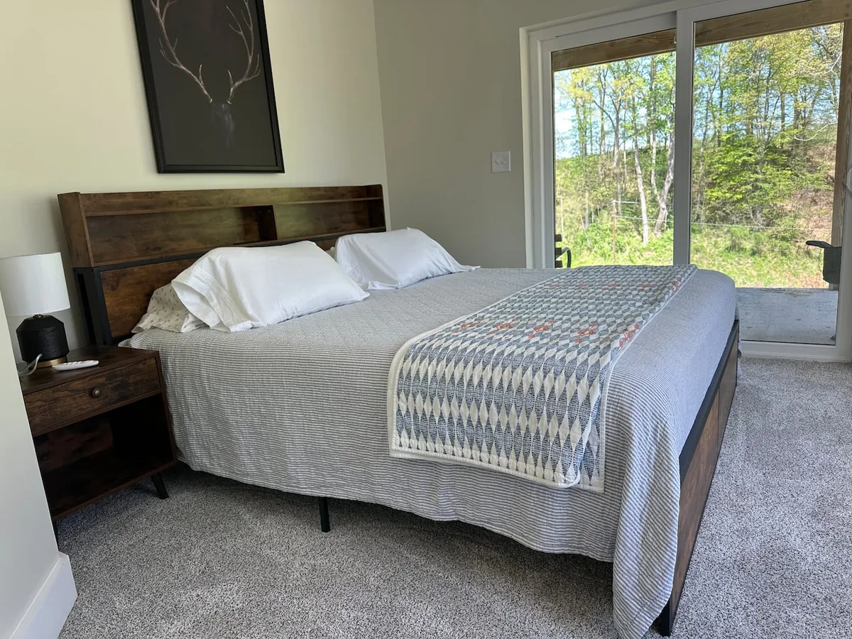 King bedroom with woodland views at Ferncliff Cottage